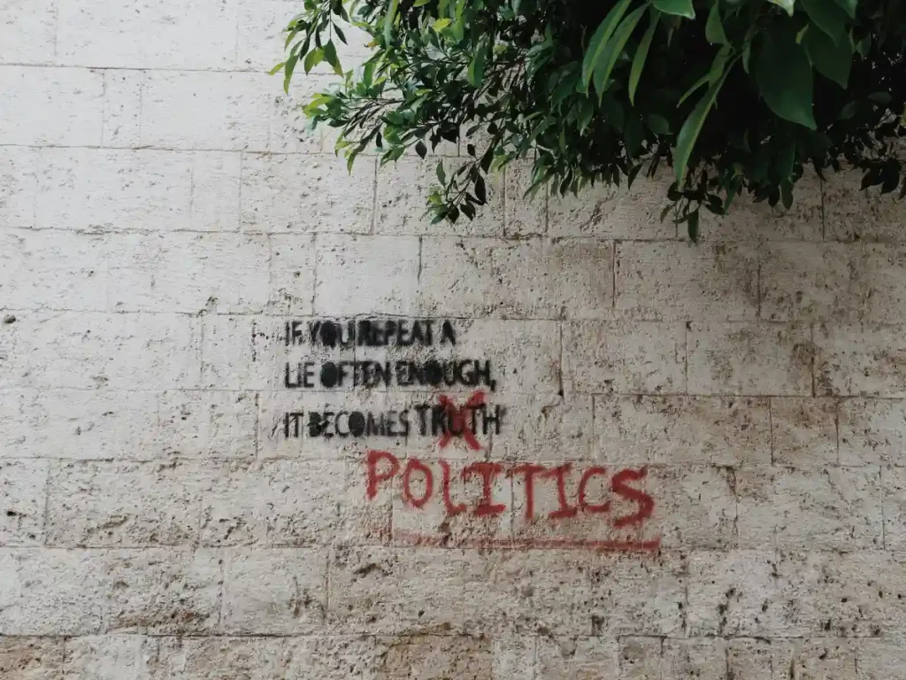 la morte della politica come reiterazione di contenuti pre-costruiti